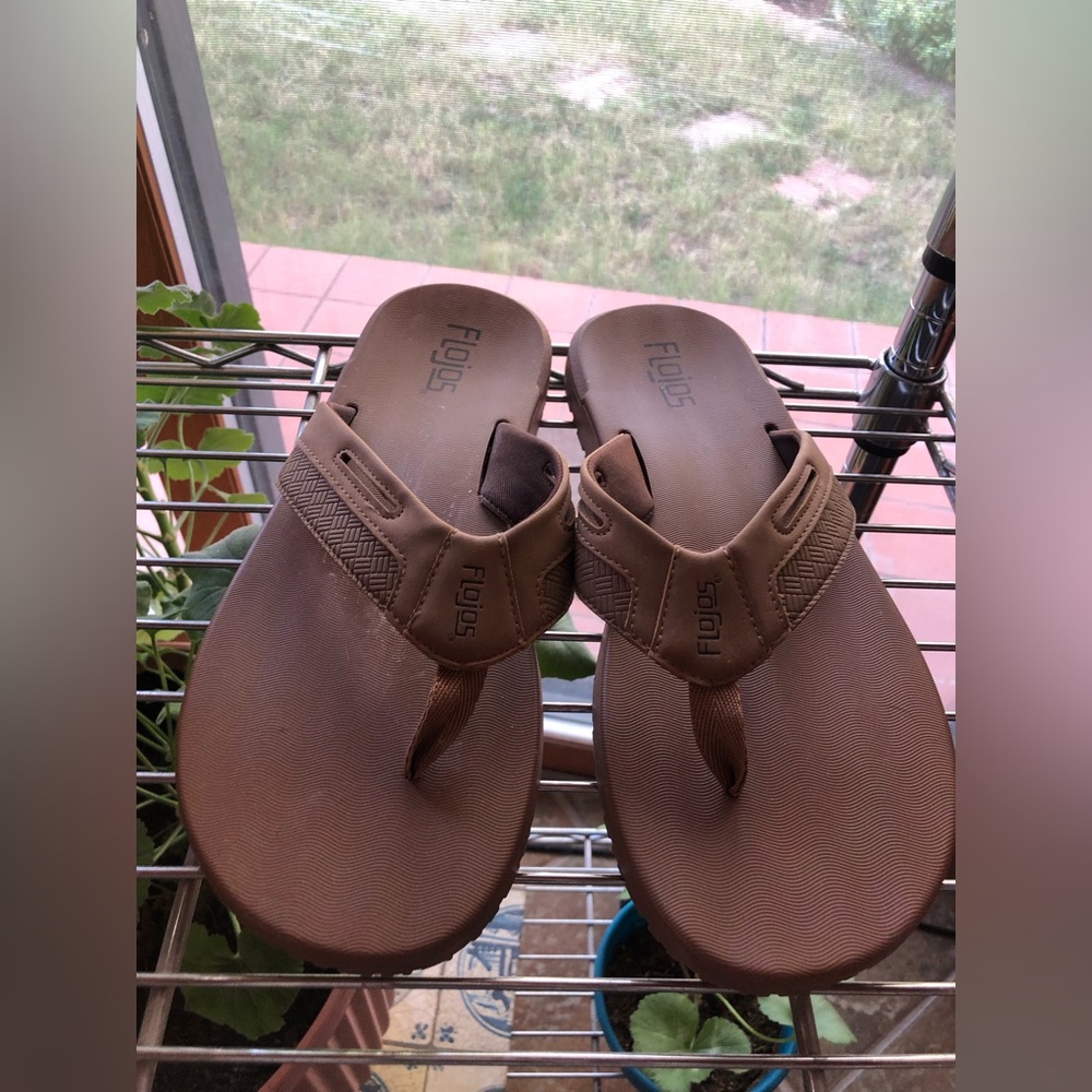 Like new condition Men’s Flojos sandals size 12